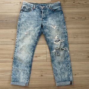 Levi’s boyfriend jeans low rise style. Button up front. Size 28.